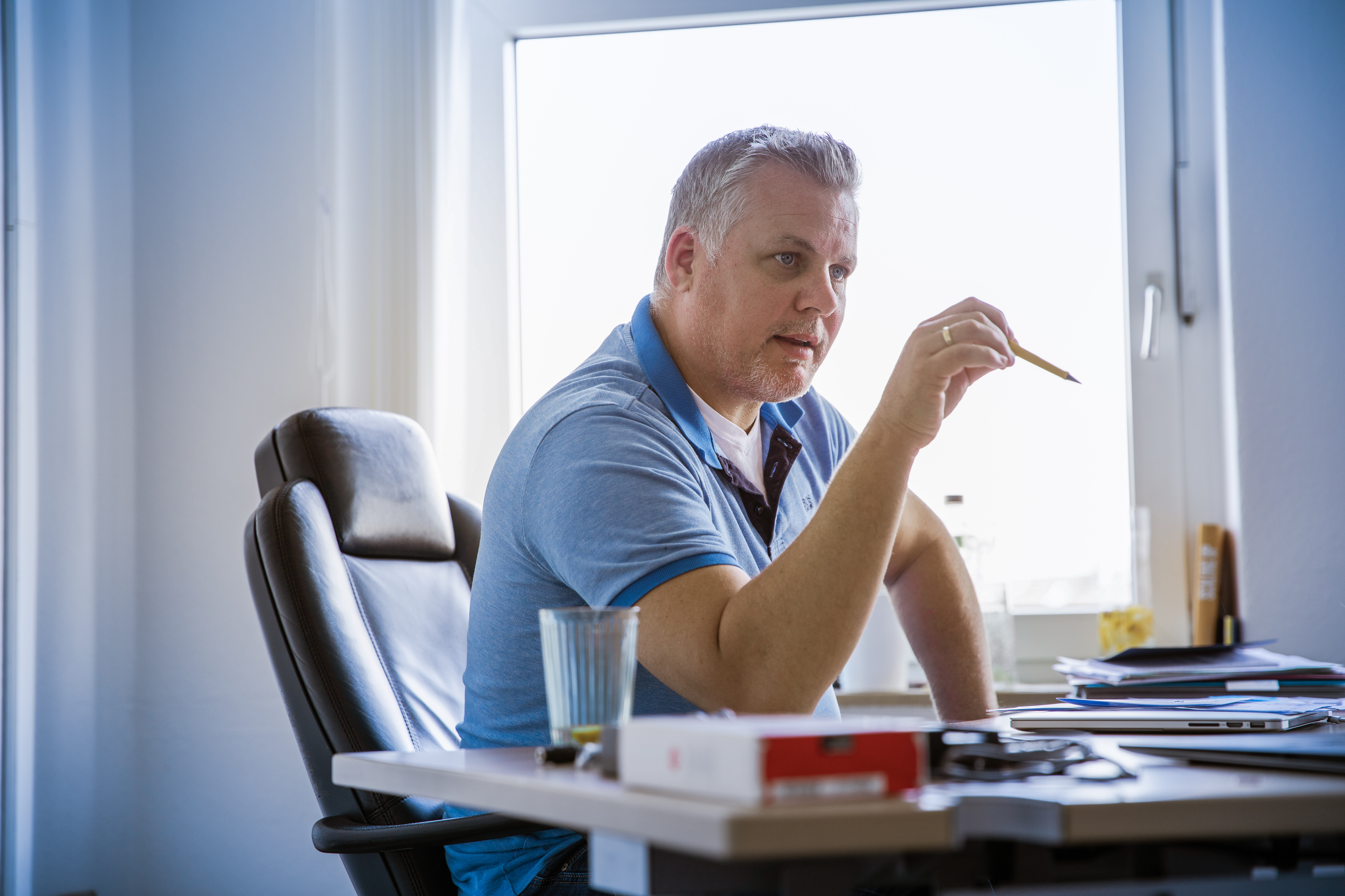Maik Schwede am Schreibtisch — echtes Arbeitsfoto