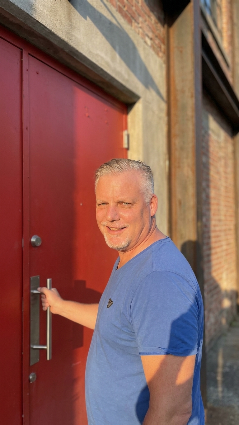 Maik Schwede vor der roten Tür — neues Kapitel